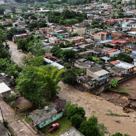 Una vista de dron muestra un río desbordado mientras las lluvias torrenciales de la tormenta tropical Raymond provocaron deslizamientos de tierra e inundaciones en Jalcocotán, estado de Nayarit, México, el 12 de octubre de 2025. REUTERS/Christian Ruano