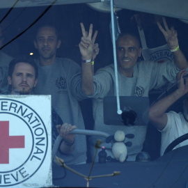 Algunos de los rehenes liberados por Hamás en virtud del acuerdo de alto el fuego.