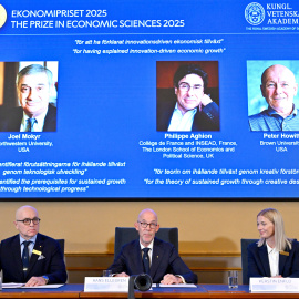 Miembros de la Academia Sueca de Ciencias anunciando a los ganadores del Premio Nobel de Economía 2025.