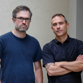 Miquel Ramos conversa con el profesor de la universidad de Rutgers (Nueva Jersey), Mark Bray, tras exiliarse en España. Bray ha tenido que huir con su familia de los Estados Unidos tras ser señalado por la extrema derecha trumpista y recibir amenazas de muerte. A los pocos días del asesinato de Charlie Kirk, Trump culpó falsamente a la izquierda y ordenó declarar ‘Antifa’ como organización terrorista, a pesar de que no existe dicha organización y que el autor del crimen no tenía nada que ver con movimientos de izquierda. Un intento por criminalizar a la disidencia y crear un enemigo interno. Un diálogo sobre la política norteamericana en el segundo mandato de Donald Trump, la responsabilidad de los demócratas en esta situación y el papel de los movimientos sociales estadounidenses.

Hace 18 años nacimos con un compromiso: hacer un periodismo útil para la sociedad. Solo podemos continuar con esta labor si contamos con el apoyo de personas como tú.

Únete a la comunidad de Público. 18 años no son nada… cuando nos queda tanto por contar. Periodismo incómodo para tiempos difíciles. http://bit.ly/3VylhmD


Periodismo, investigación y compromiso para construir un mundo más igualitario.
¡Suscríbete ya a nuestro canal!: https://bit.ly/2U8nM0q
Visita: https://www.publico.es
Síguenos en Facebook: https://www.facebook.com/diario.publico/
Síguenos en Twitter: https://twitter.com/publico_es
Síguenos en Instagram: https://www.instagram.com/publico.es
Síguenos en TikTok: https://www.tiktok.com/@publico_es
Síguenos en Bluesky: https://bsky.app/profile/publico.es