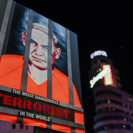 Un cartel de Netanyahu durante la movilización bajo el lema ‘Alto al genocidio contra el pueblo Palestino. Por el fin al comercio de armas y a las relaciones con Israel’, a 4 de octubre de 2025, en Madrid (España).