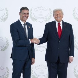 El presidente del Gobierno, Pedro Sánchez, junto al presidente de EEUU Donald Trump este lunes en Egipto.
