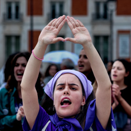 Imagen de archivo de una joven haciendo un símbolo feminista en una concentración por los 40 feminicidios en 2023, en Madrid.
