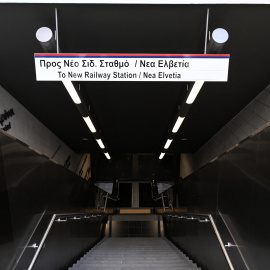 432 / 5.000Esta fotografía muestra una estación de metro vacía y cerrada, durante una huelga de 24 horas contra los planes del gobierno de introducir una jornada laboral opcional de 13 horas, en Salónica el 14 de octubre de 2025. El transporte y los servicios en Grecia se vieron interrumpidos el 14 de octubre por segunda vez este mes, ya que la movilización cerrará los servicios públicos y municipales y paralizará los transbordadores y trenes, pero los vuelos no se verán afectados. (Foto de Sakis Mitrolidis / AFP)