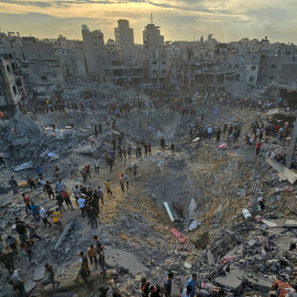 FOTO DE ARCHIVO: Palestinos buscan víctimas en el lugar de los ataques israelíes contra casas en el campo de refugiados de Jabalia, en el norte de la Franja de Gaza, el 31 de octubre de 2023. REUTERS/Anas al-Shareef/Foto de archivo