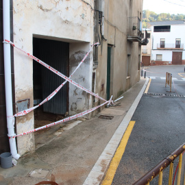 Una de les cases de Godall amb afectació estructural greu per la barrancada, precintada pels Bombers