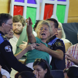 La Policía Local de Ribeira (A Coruña) expulsa a una mujer que asistía el pasado lunes al pleno de la moción de censura en el Ayuntamiento de la localidad.