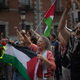 Imagen de archivo de un grupo de personas con banderas palestinas durante una concentración en Madrid.