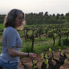 L'enòloga Anna Berenguer a les vinyes del celler cooperatiu d'Artés (Bages).