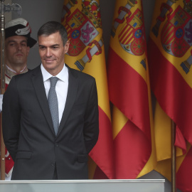 El presidente del Gobierno, Pedro Sánchez, durante el acto solemne de homenaje a la bandera nacional y desfile militar por el 12 de octubre, Día de la Hispanidad, en la Plaza de Cánovas del Castillo, a 12 de octubre de 2025
