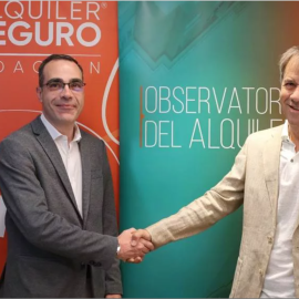 El coordinador del Observatorio del Alquiler, Alberto Alonso Sánchez (izda.), junto al profesor de Sociología Emilio Martínez Gutiérrez.
