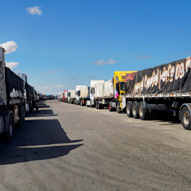 Camiones con ayuda humanitaria esperan en la frontera de Gaza.