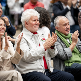 El secretario general de UGT, Pepe Álvarez (d) y el cineasta Pedro Almodóvar (c), durante el XXIV Premio Julián Besteiro de las Artes y las Letras, en la Escuela Julián Besteiro, a 14 de octubre de 2025, en Madrid (España). Le entregan el galardón a Almodóvar entre otras cosas por su contribución a la difusión de la cultura española en el mundo y por ser una de las figuras más importantes del cine contemporáneo.A. Pérez Meca / Europa Press14/10/2025
