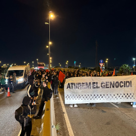 Més d'un centenar de persones tallen els accessos a la Zona Franca amb motiu de la vaga per Palestina