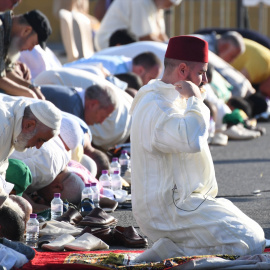 (Foto de ARCHIVO)Rezos colectivos al aire libre (Musalla) en una explanadas de la periferia de la ciudad autónoma a los que han acudido más de 3.500 persona.Antonio Sempere/Europa Press12/8/2019
