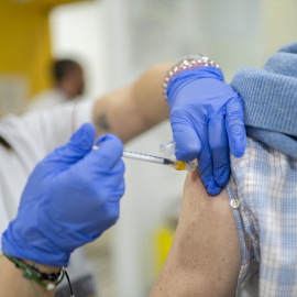 Un hombre se vacuna durante la campaña de vacunación contra la gripe, en un centro de salud, a 14 de octubre de 2024, en Madrid (España).
