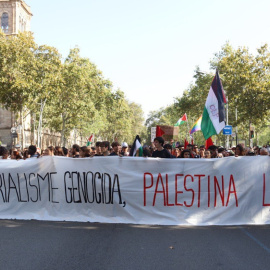 La capçalera de la manifestació d'aquest dimecres al migdia al centre de Barcelona amb motiu de la vaga per Palestina.
