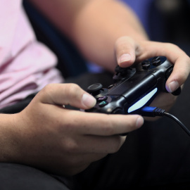Un joven con un mando de consola.