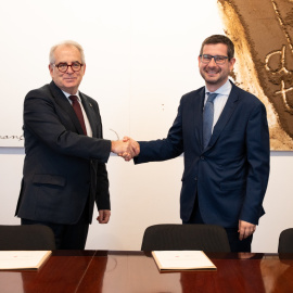 El tinent d'alcaldia d'Economia, Jordi Valls, i el regidor d'ERC Jordi Castellana en la signatura de l'acord