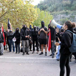 Manifestants intentant evitar el partit del Baxi Manresa amb el Hapoel de Jerusalem