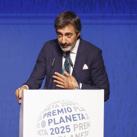 El escritor Juan del Val, tras ganar el premio Planeta con la obra 'Vera, una historia de amor', durante la gala celebrada en Barcelona.