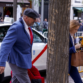 Koldo García, exasesor del exministro de Transportes José Luis Ábalos, acompañado de su abogada Leticia de la Hoz, llega al Tribunal Supremo para declarar este jueves ante Leopoldo Puente.