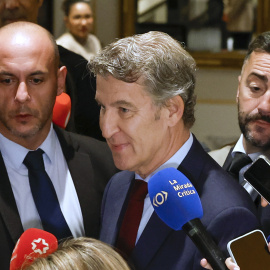 Alberto Núñez Feijóo atiende a los medios a su llegada a un desayuno informativo del Fórum Europa