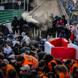 Els Mossos ruixen amb gas pebre manifestants a l'estació de Sants, durant la vaga per Palestina del 15 d'octubre.