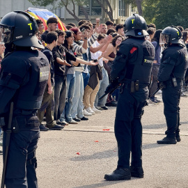 Antiavalots dels Mossos separant els dos grups enfrontats a la UAB