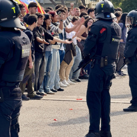 Antidisturbios de los Mossos separando a los dos grupos enfrentados en la UAB.