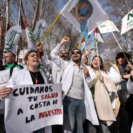 Los médicos se concentran frente al Ministerio de Sanidad para rechazar el Estatuto Marco.