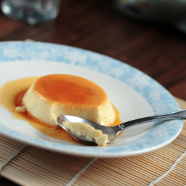 Imagen de un flan de coco.