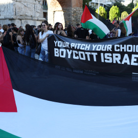 Fútbol Fútbol - UEFA Europa League - Los aficionados del PAOK se reúnen en el centro de la ciudad para protestar contra el Maccabi Tel Aviv - Tesalónica, Grecia - 24 de septiembre de 2025 Vista general de una bandera palestina mientras se muestra una pancarta durante la protesta que dice "Tu lanzamiento, tu elección, boicot a Israel" REUTERS/Murad Sezer