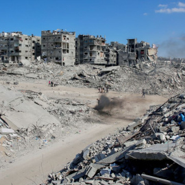 Familias regresan a Khan Yunis, al sur de Gaza.