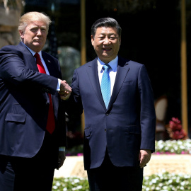 Imagen de archivo de Donald Trump con el presidente chino Xi Jinping, en un encuentro en abril de 2017 en su residencia de Mar-a-Lago. en Palm Beach (Florida).