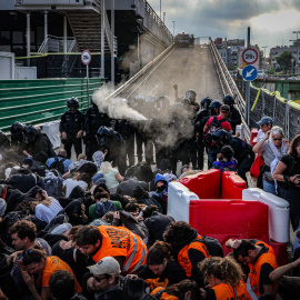 Els Mossos ruixen amb gas pebre els manifestants a l'estació de Sants
