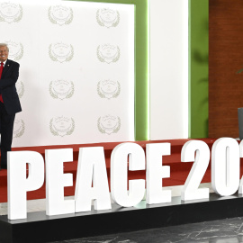 El presidente del Gobierno, Pedro Sánchez (i), posa junto al presidente estadounidense, Donald Trump, durante la ceremonia de firma del Plan de Paz para Oriente Próximo, en Sharm El-Sheij (Egipto), este lunes.