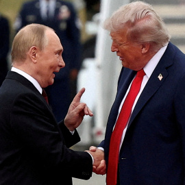 Vladimir Putin y Donald Trump se saludan en su encuentro en Alaska el pasado agosto.