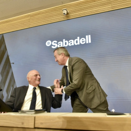 El presidente de Banco Sabadell, Josep Oliu; y el consejero delegado, César González-Bueno, en una comparecencia ante los medios después de una reunión del consejo de administración de la entidad que rechazó la OPA del BBVA, en Sant Cugat del Vallès (Barcelona).