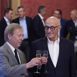 El presidente de la Cámara de Barcelona, Josep Santacreu (i), brinda con el presidente de Banco Sabadell, Josep Oliu (d), en la Llotja de Mar,  en Barcelona.