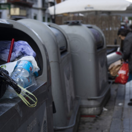 Varios contenedores de basura en Sevilla (Archivo).