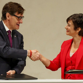 Moment de la signatura del conveni entre el president Salvador Illa i la ministra Isabel Rodríguez