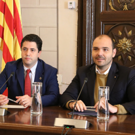 L'alcalde de la Seu d'Urgell, Joan Barrera, i el conseller de Presidència, Albert Dalmau, a la sala de plens de l'ajuntament del municipi.