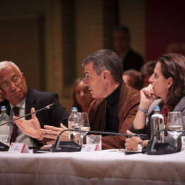 El presidente del Gobierno de España, Pedro Sánchez (c), interviene en la clausura del Congreso de los Socialistas Europeos (PES) junto al presidente del Consejo Europeo, Antónnio Costa (i), y de la vicepresidenta primera y comisaria de Competencia de la Comisión Europea este sábado en Amsterdam, Países Bajos.