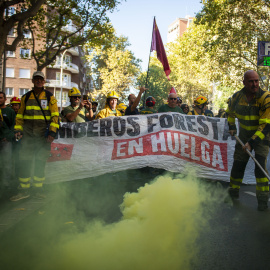 Bomberos forestales durante la manifestación de bomberos forestales convocada por la Plataforma de Asociaciones y Sindicatos de Bomberos Forestales (PASBF), a 18 de octubre de 2025, en Madrid (España).