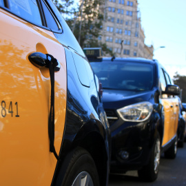 Imatge d'arxiu de taxis ocupant la Gran Vida de Barcelona.