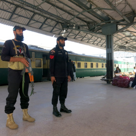 Policía en la estación de tren de Quetta (Pakistan) tras la suspensión de servicios de trenes.
