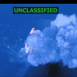 Captura de pantalla de un video publicado en la red social X que muestra un ataque contra una embarcación en aguas del océano Atlántico.