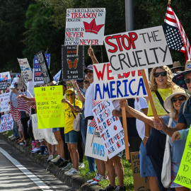 Miles de personas en todo EE.UU. protestan contra Trump: "No queremos Reyes"