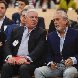 Francisco Correa (d), líder de la trama de corrupción conocida como 'caso Gürtel' y Pablo Crespo, su máximo colaborador, en la Audiencia Nacional en San Fernando de Henares.
